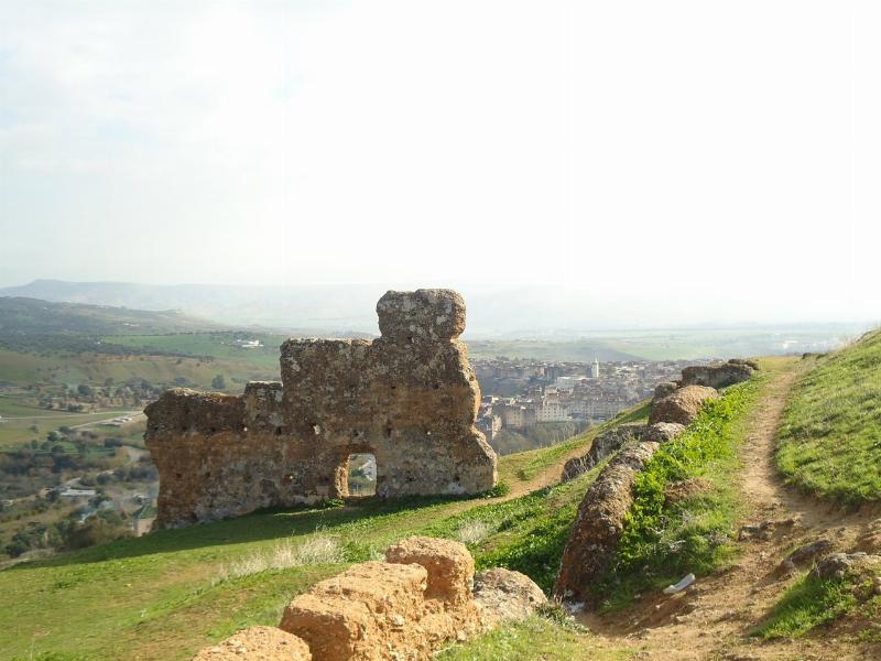 Un artisan potier français travaillant à son tour, façonnant l’argile avec expertise dans son atelier, entouré d’œuvres en céramique finies et de matières premières